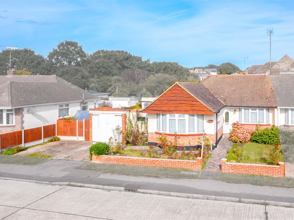 3 bed semidetached bungalow for sale in Cheltenham Road, Hockley SS5