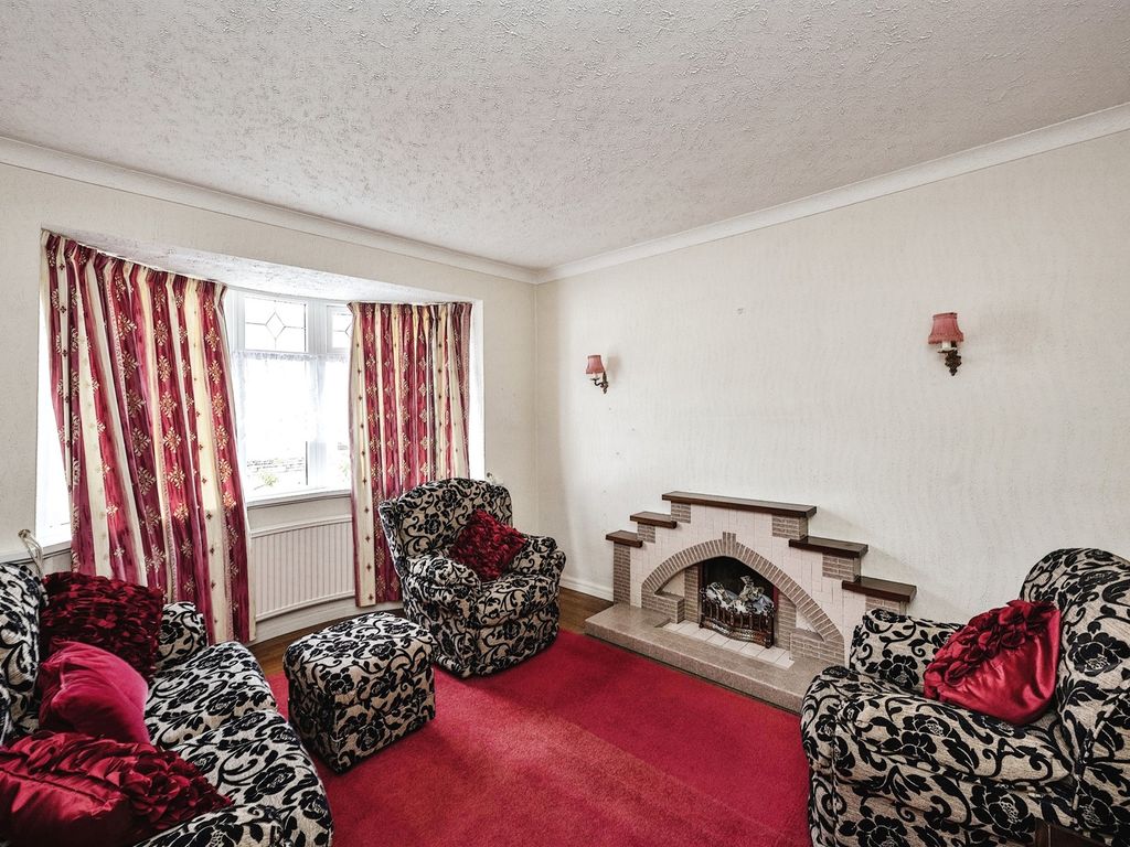 2 bed detached bungalow for sale in Alexandra Road, Gorseinon, Swansea