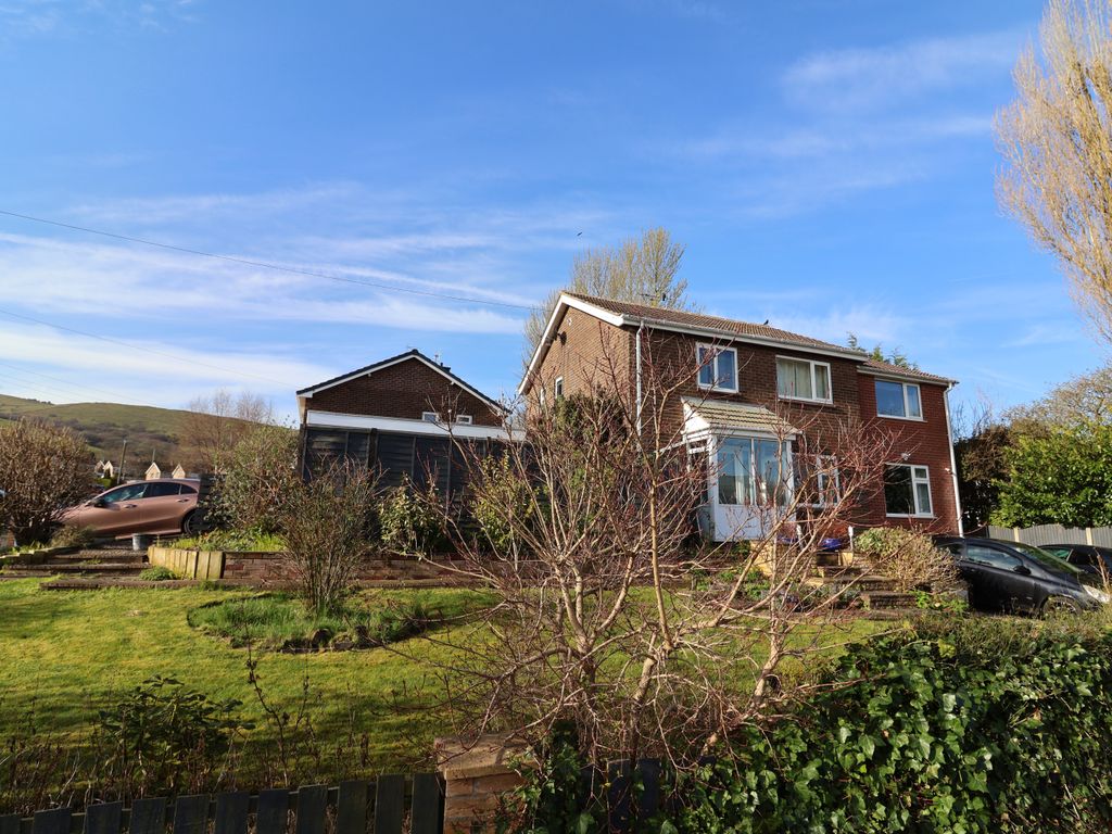 4 bed linkdetached house for sale in Pennine Road, Simmondley, Glossop