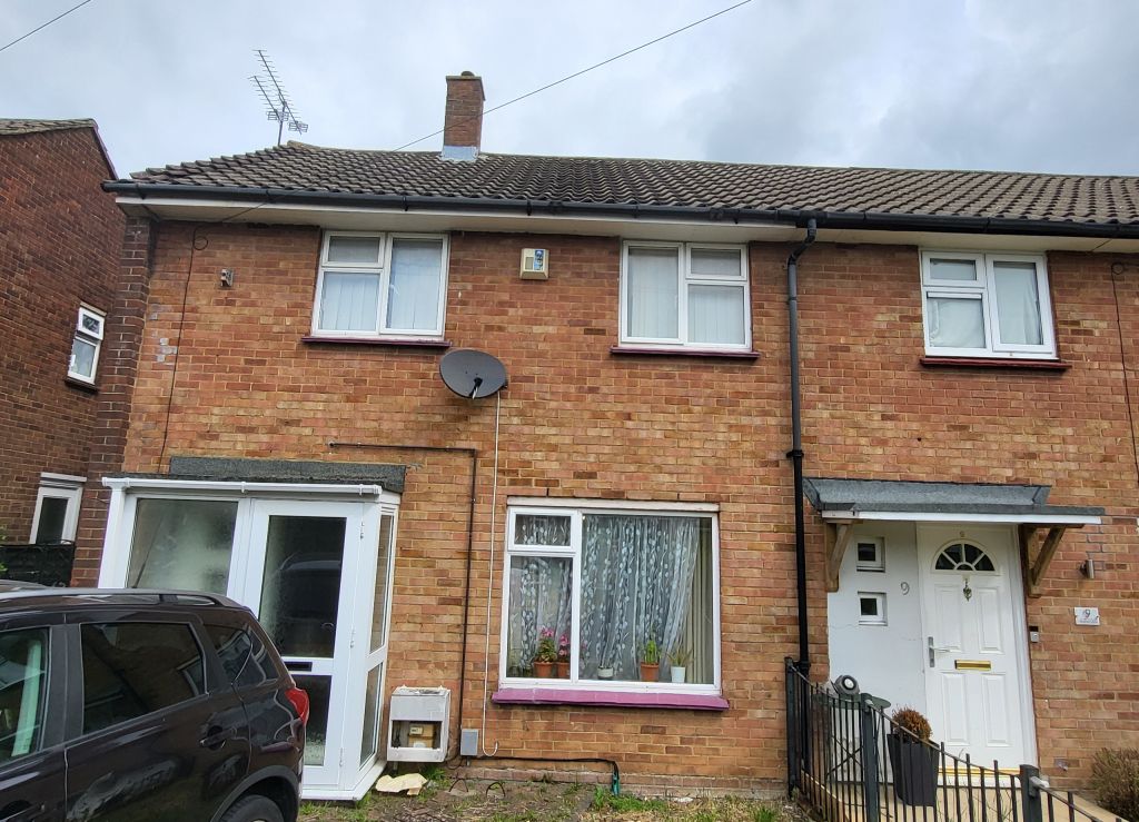 2 bed terraced house to rent in Rodney Close, Luton LU4, £1,300 pcm Zoopla