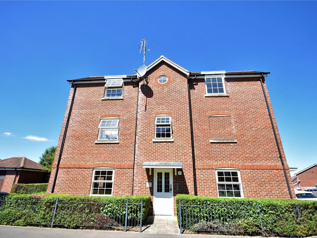 2 bed flat to rent in Cruickshank Drive, Wendover, Buckinghamshire HP22