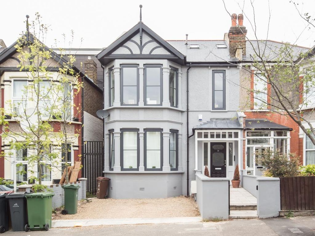 2 bed flat to rent in Upper Walthamstow Road, London E17, £1,750 pcm