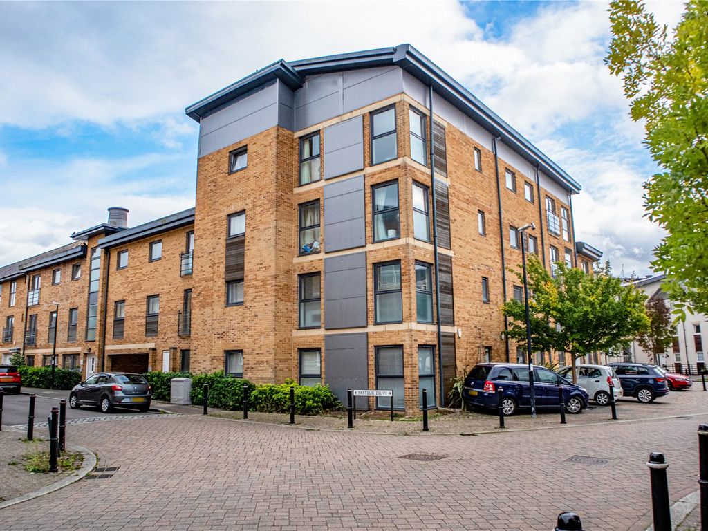 2 bed flat to rent in Pasteur Drive, Old Town, Swindon, Wiltshire SN1