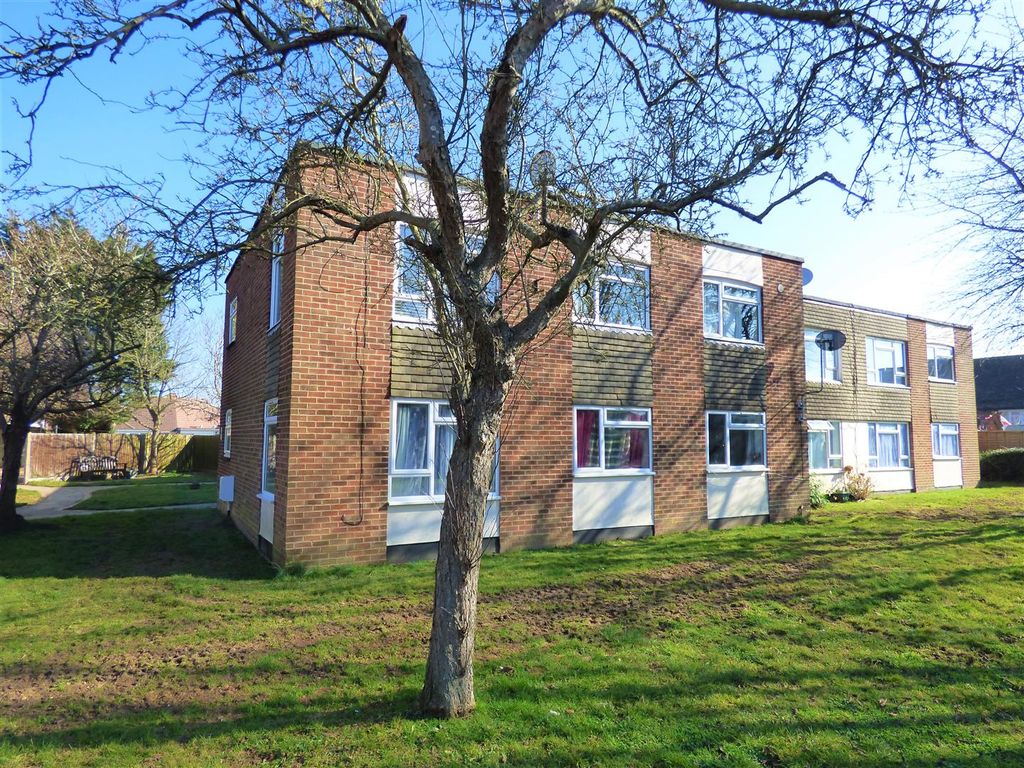1 bed flat to rent in Potters Mead, Wick, Littlehampton BN17, £795 pcm