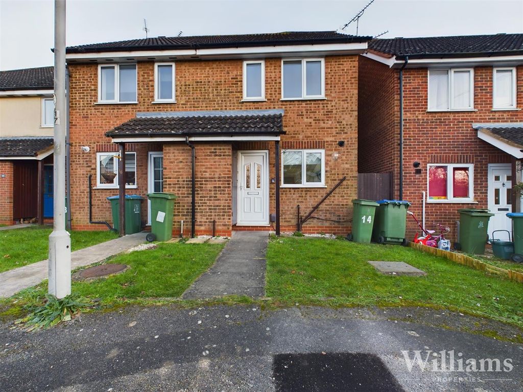 2 bed semidetached house for sale in Pearson Close, Aylesbury