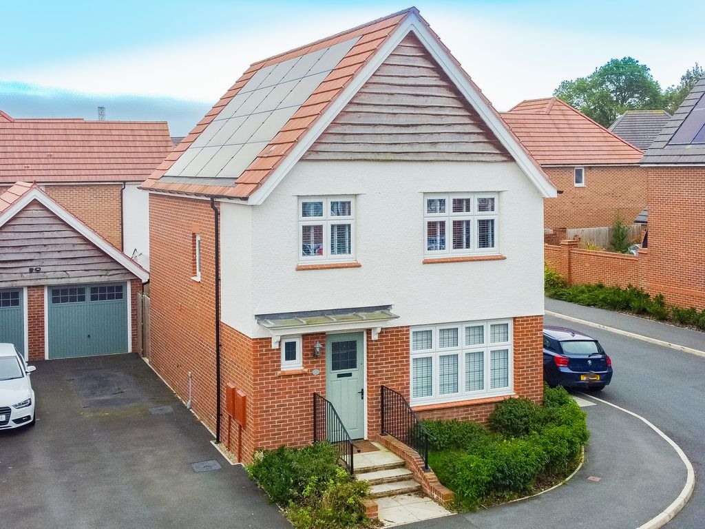 3 bed detached house for sale in Hawthorn Farm Road, Leeds LS14, £