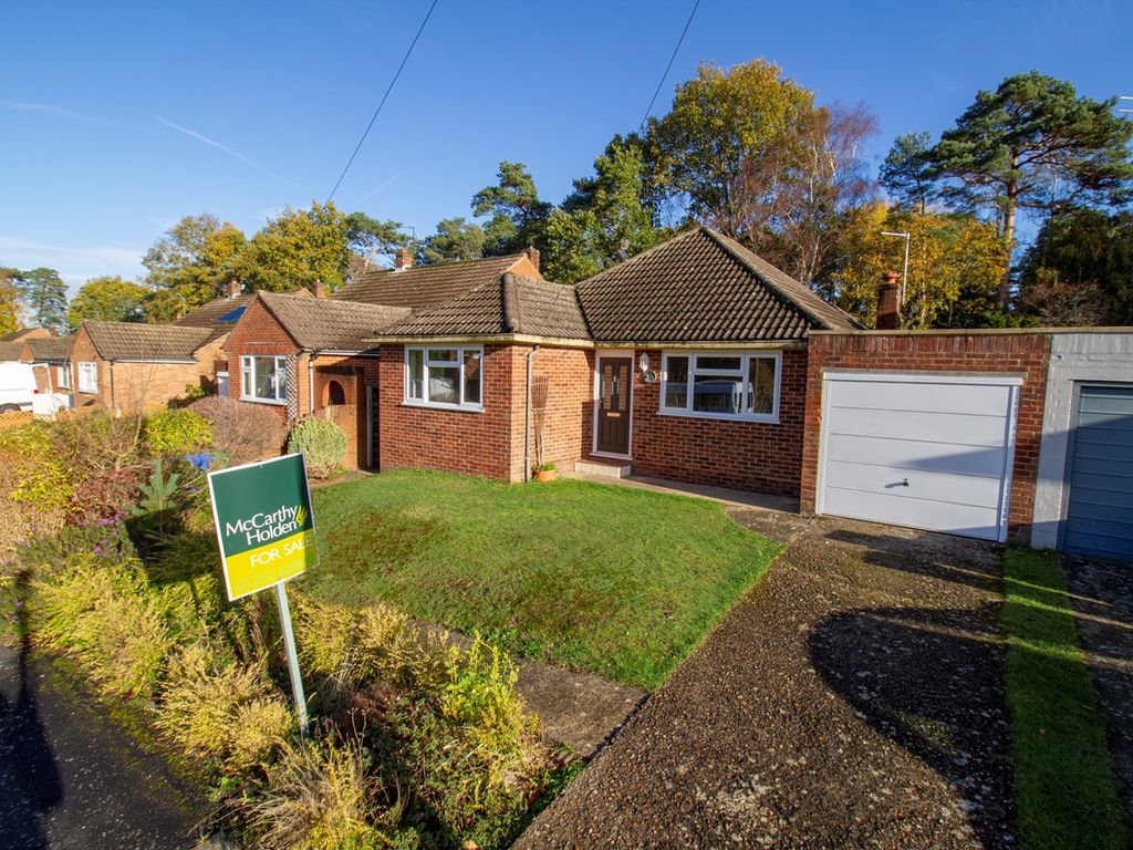 3 bed detached bungalow for sale in Velmead Close, Fleet GU52 Zoopla