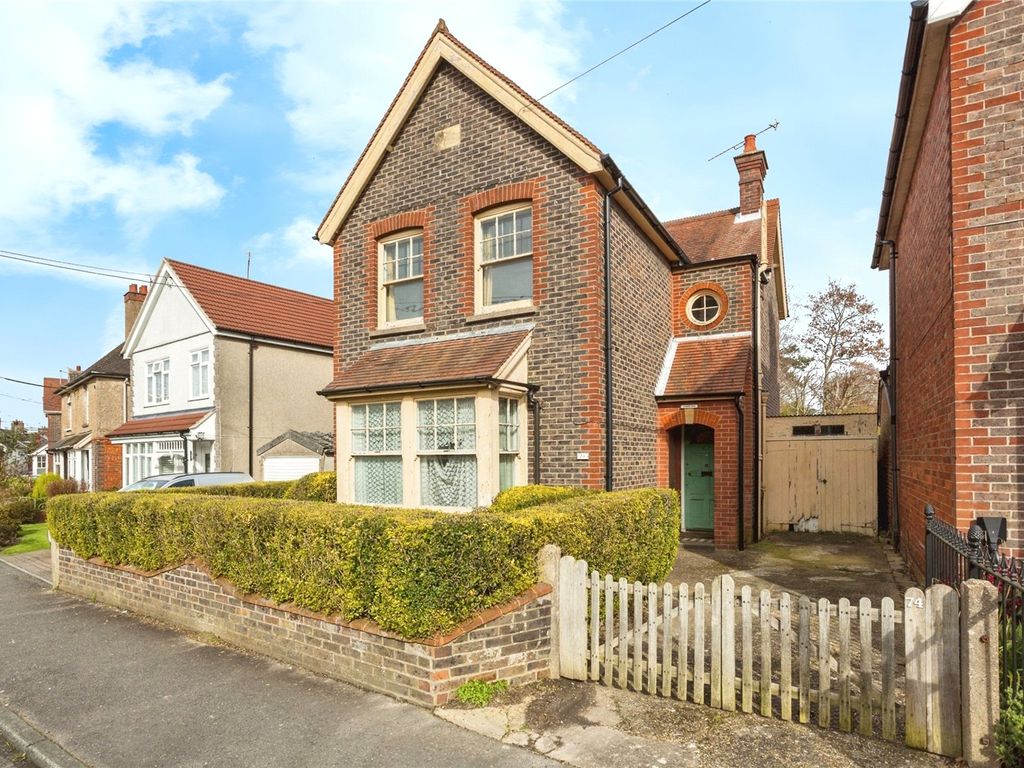 3 bed detached house for sale in Malthouse Road, Crawley, West Sussex