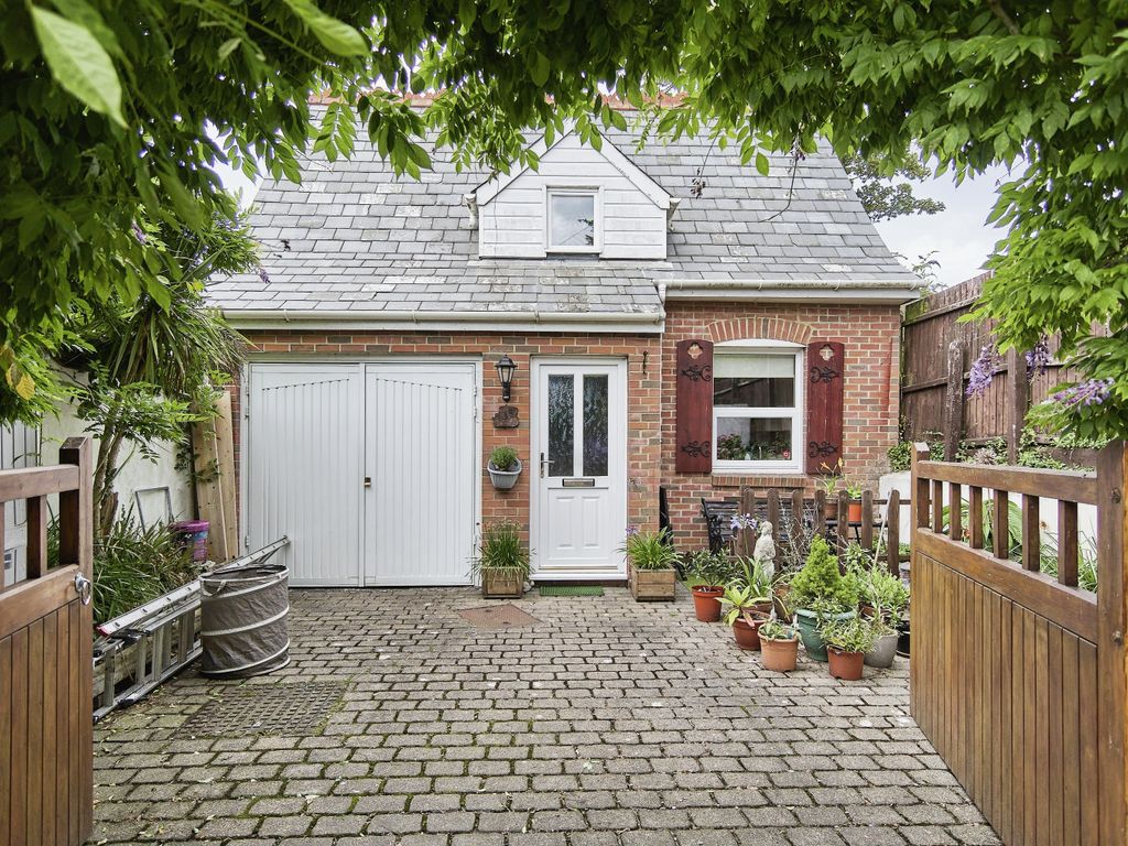 2 bed linkdetached house for sale in Staplers Road, Newport, Isle Of