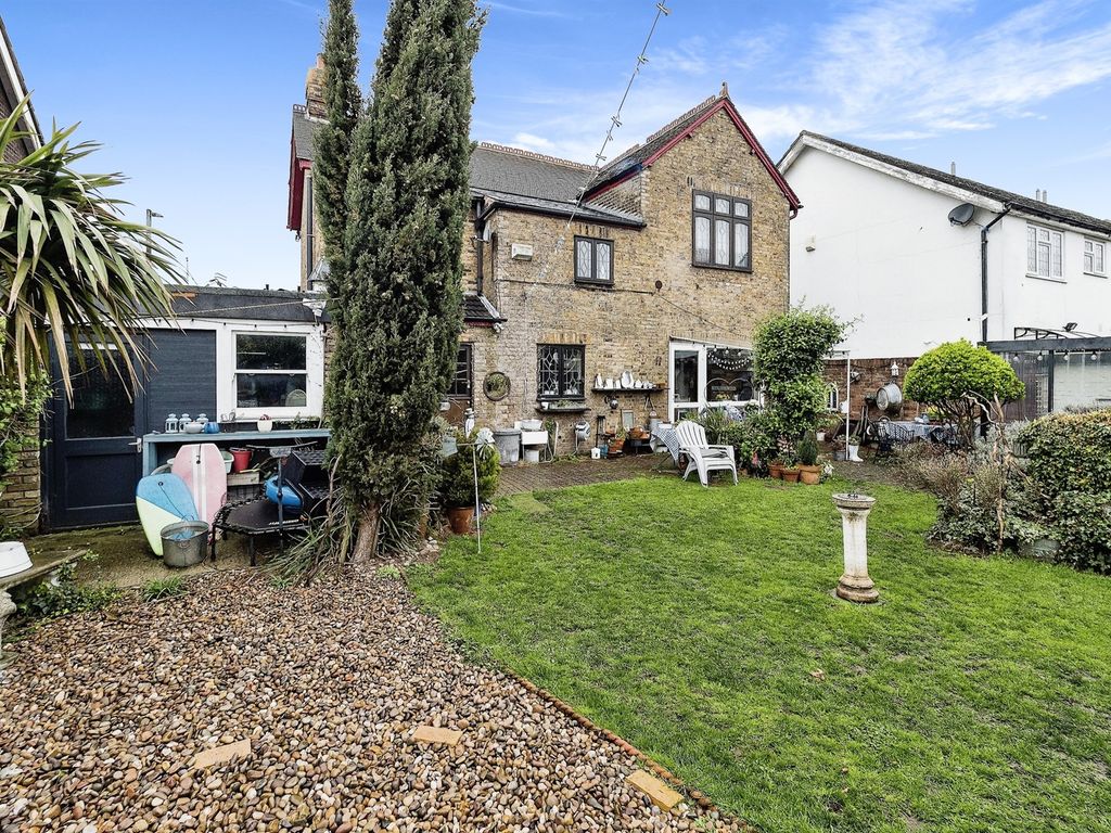 4 bed detached house for sale in Rainham Road, Rainham RM13, £600,000