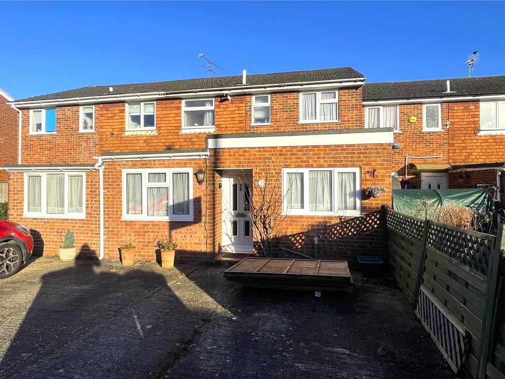 3 bed terraced house for sale in Sandown Close, Blackwater, Camberley