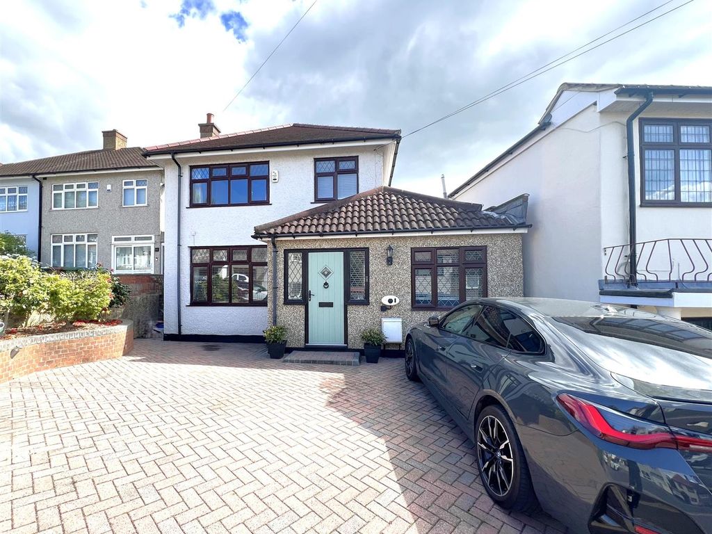 3 bed detached house for sale in Midhurst Hill, Bexleyheath DA6, £