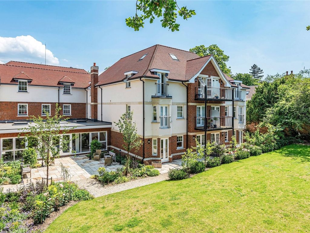 2 bed flat to rent in Wiltshire Road, Wokingham, Berkshire RG40, £2,492