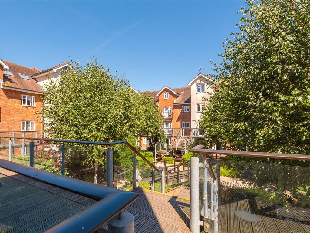 2 bed flat for sale in Lumley Road, Horley RH6 Zoopla