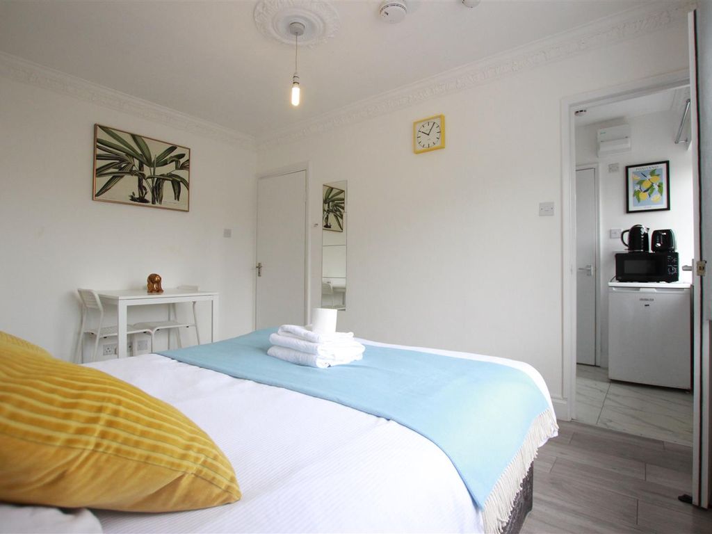 1 bed flat to rent in Dollis Hill Lane, Neasden, London NW2, £1,500 pcm