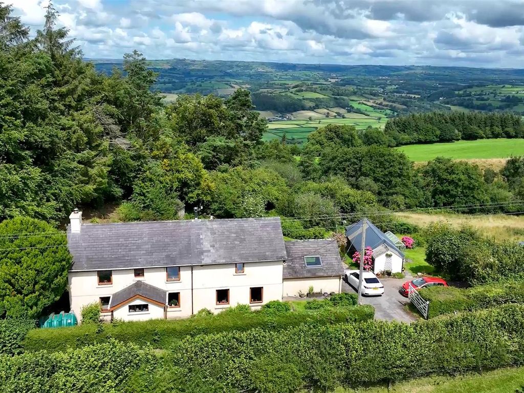 3 bed detached house for sale in Golden Grove, Carmarthen SA32, £