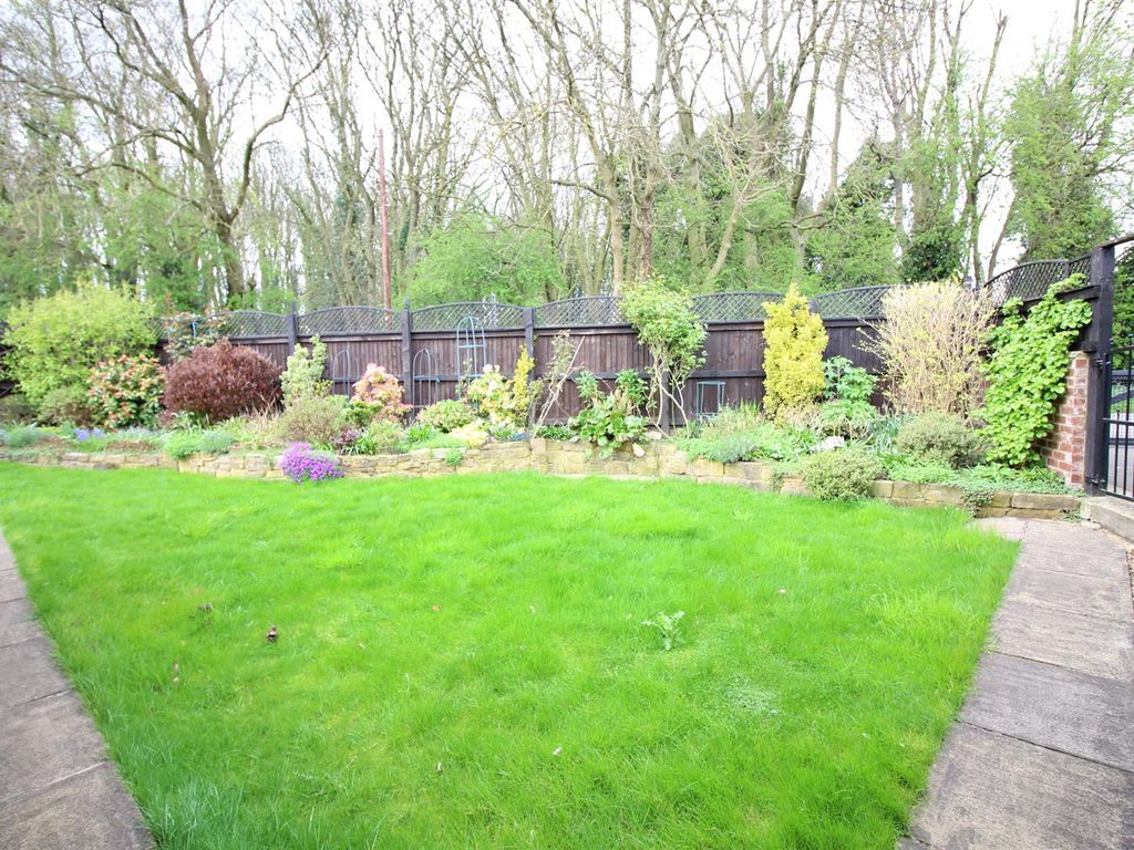 2 bed detached bungalow for sale in Barrowby Avenue, Leeds LS15, £