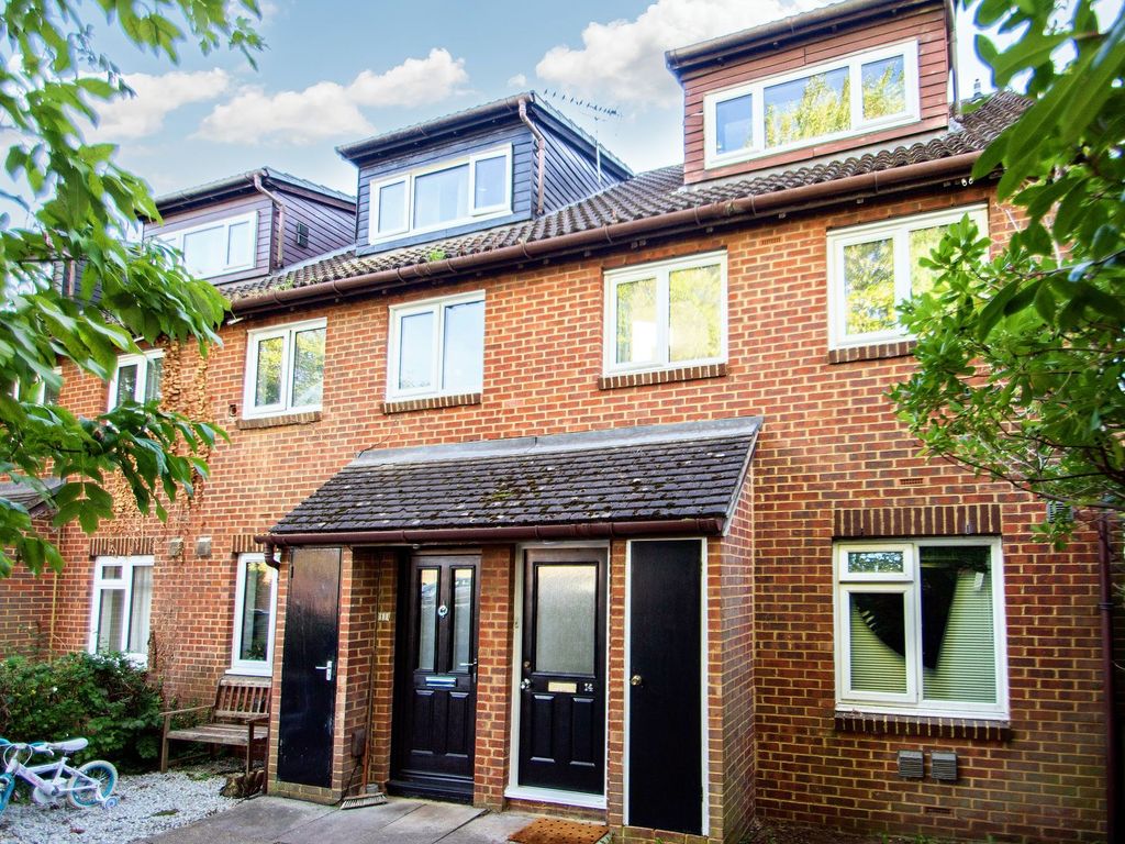 2 bed to rent in Saxon Close, Surbiton KT6, £1,700 pcm Zoopla