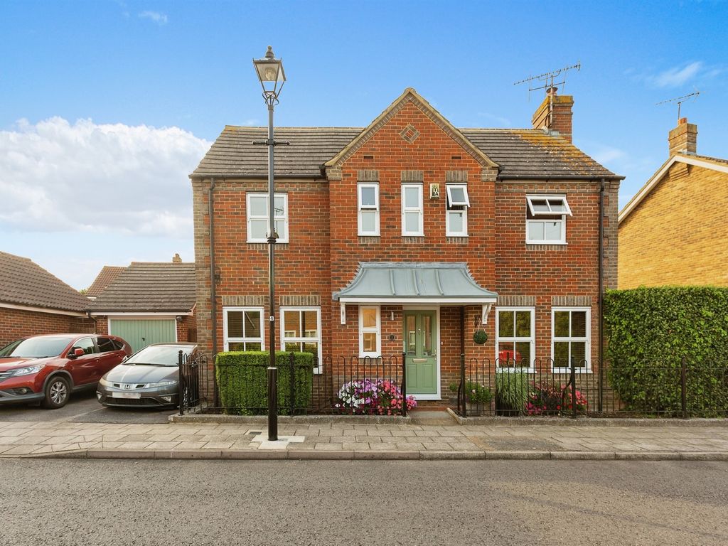 3 bed detached house for sale in Fairford Leys Way, Fairford Leys