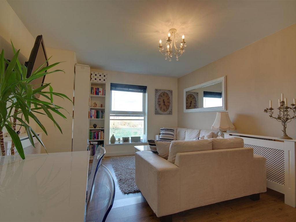 1 bed flat to rent in Franklin Avenue, Watford WD18 Zoopla