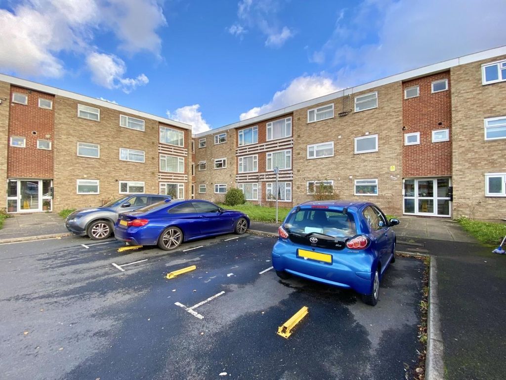 3 bed flat for sale in Little Elms, Harlington UB3, £325,000 Zoopla