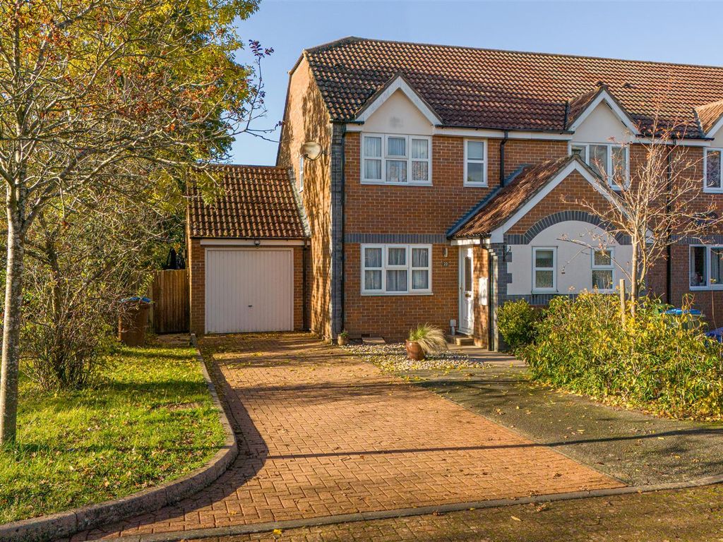 3 bed semidetached house for sale in Turnstone Way, Watermead