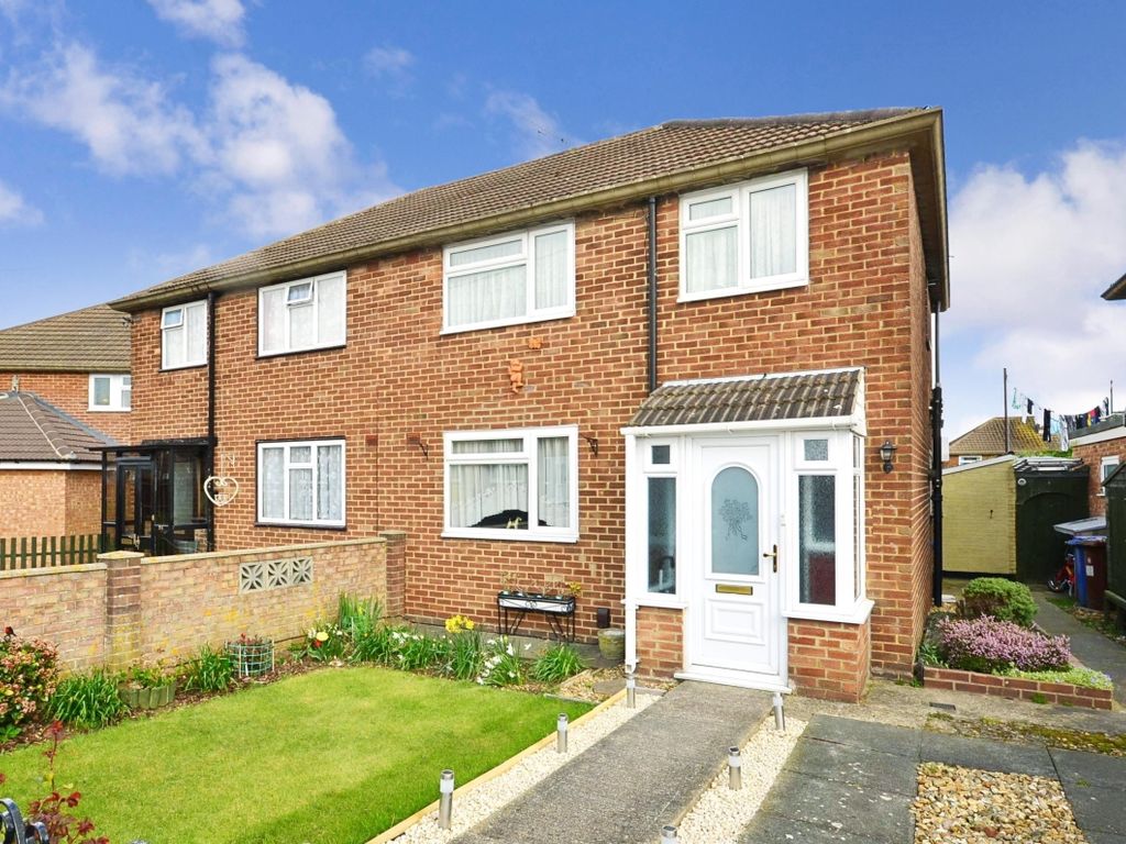 2 bed semidetached house to rent in Lilac Crescent, Strood, Rochester