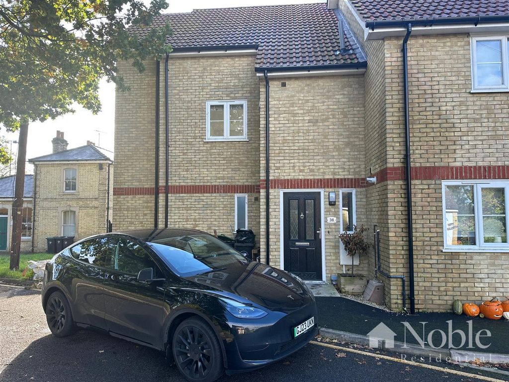 3 bed semidetached house to rent in Sycamore Close, Takeley,