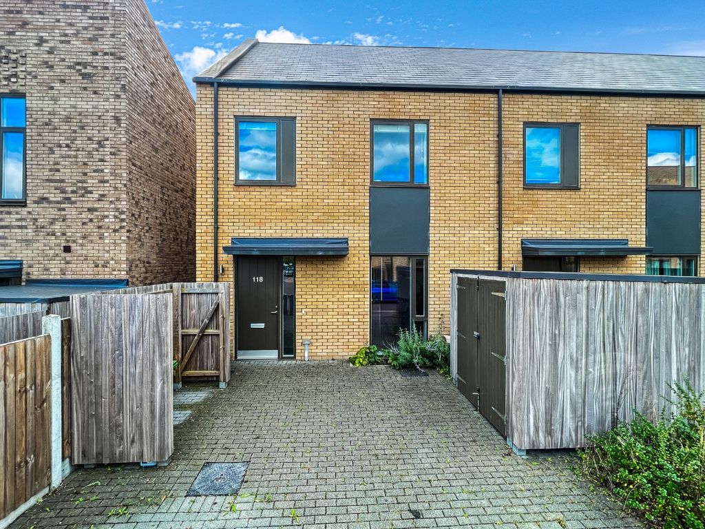 3 bed end terrace house for sale in Clay Farm Drive, Trumpington