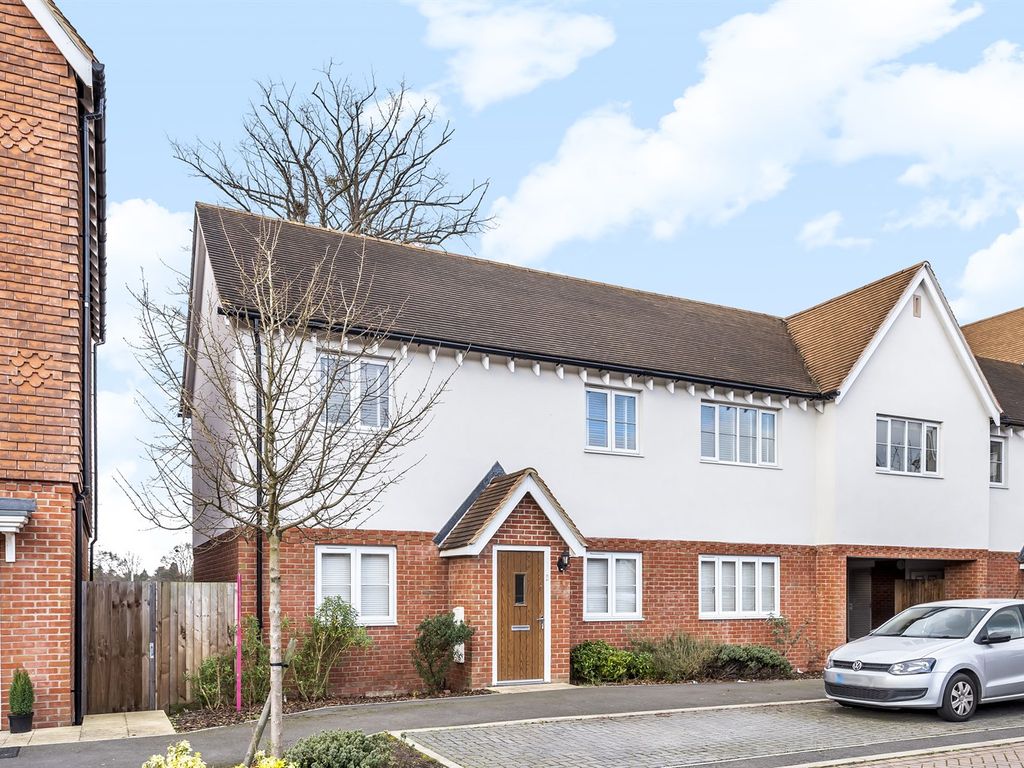 2 bed flat to rent in Outfield Crescent, Wokingham RG40, £1,350 pcm