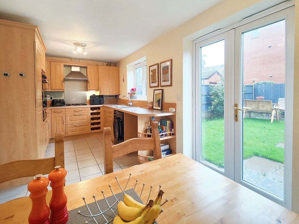 3 bed town house for sale in Jubilee Road, Walmer Bridge PR4, £240,000