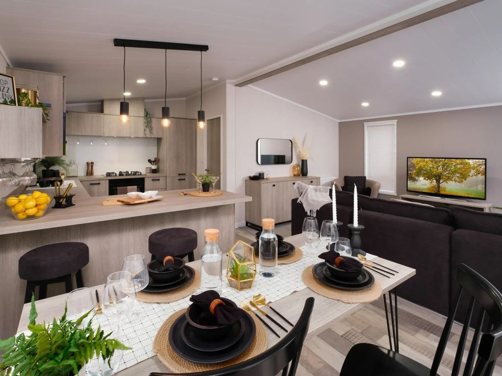 2 bed mobile/park home for sale in Dobbs Weir Caravan Park, Essex Road