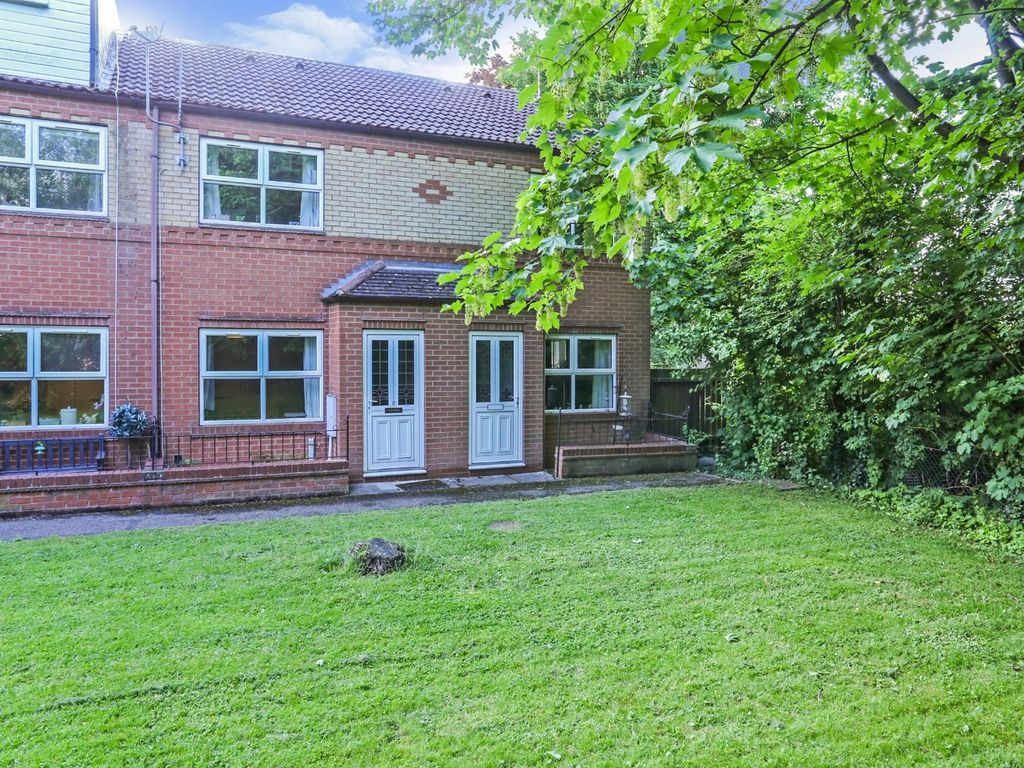 2 bed terraced house to rent in Bowling Green Court, York, North