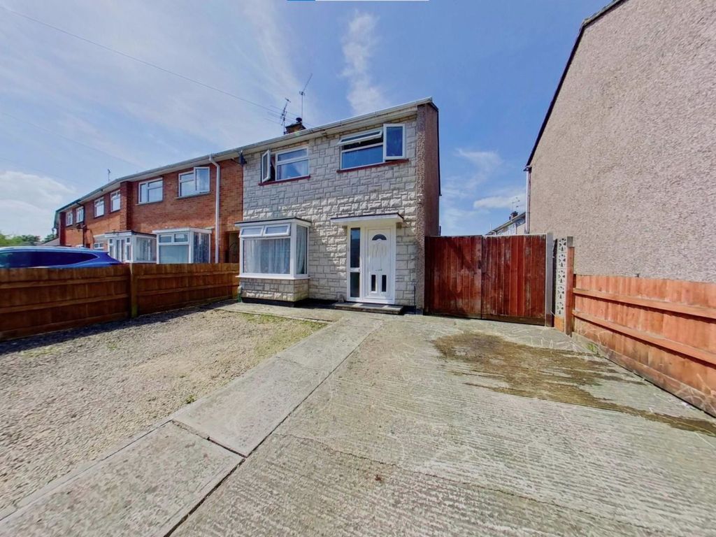 3 bed end terrace house for sale in Avenue Park North