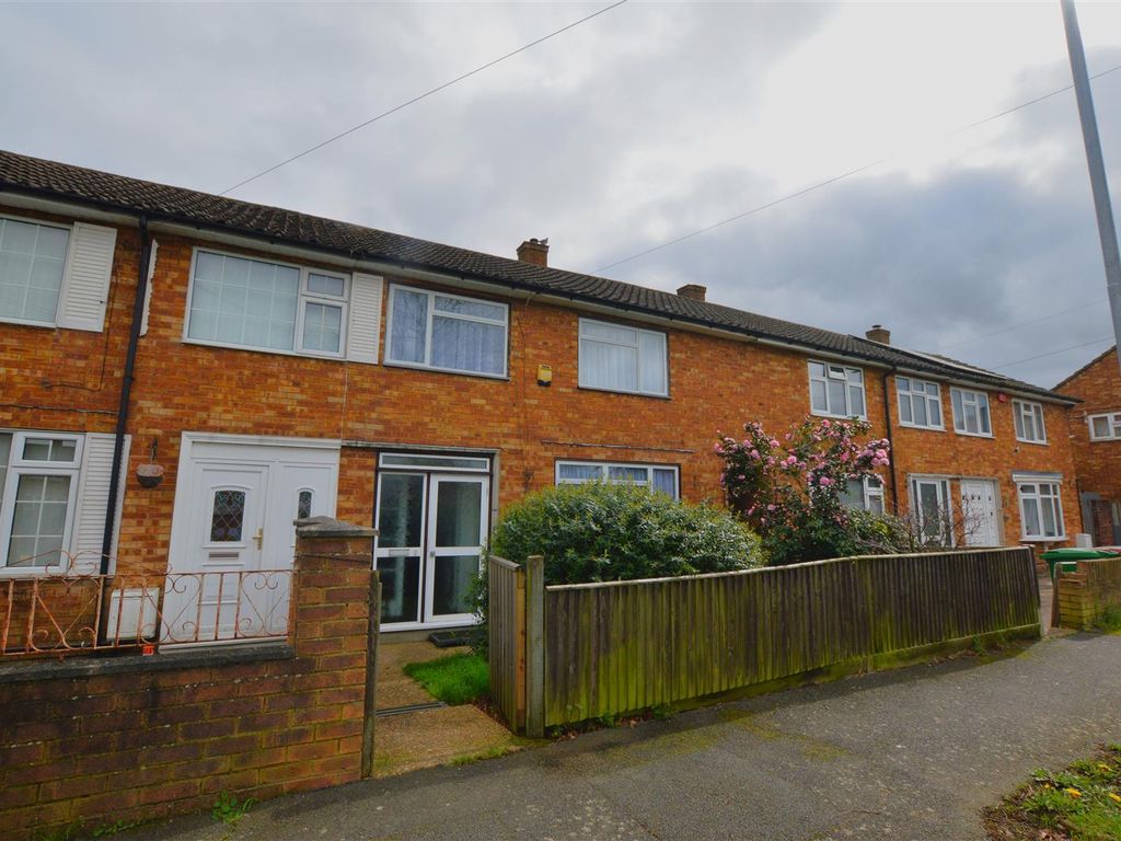 3 bed terraced house for sale in Gascons Grove, Slough SL2, £325,000