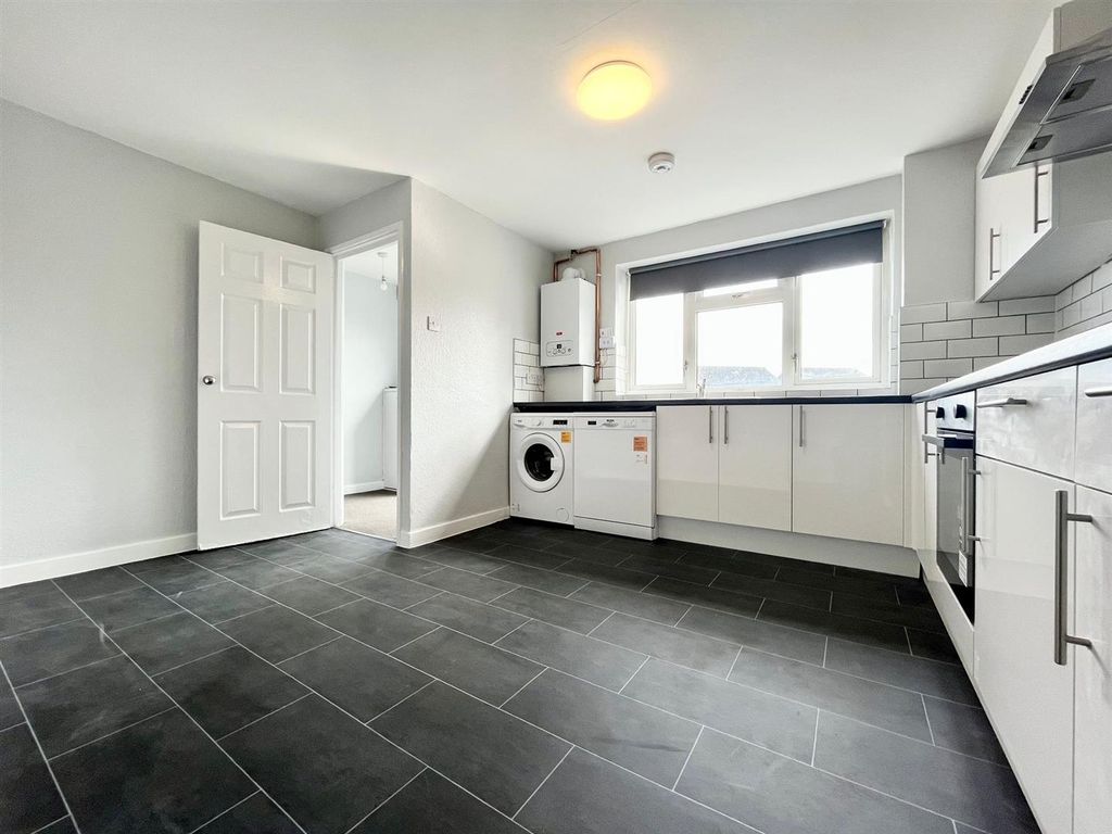 3 bed flat to rent in Manorcroft, College Road, Cheshunt EN8 Zoopla