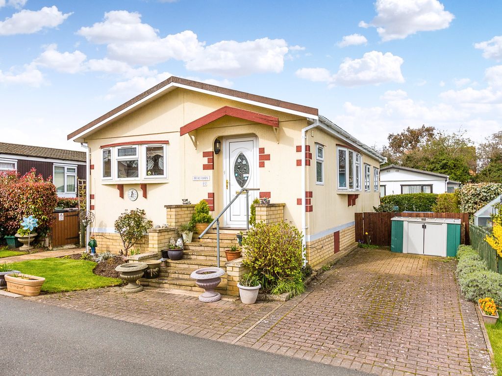 3 bed mobile/park home for sale in Kingsmead Park, Bedford Road