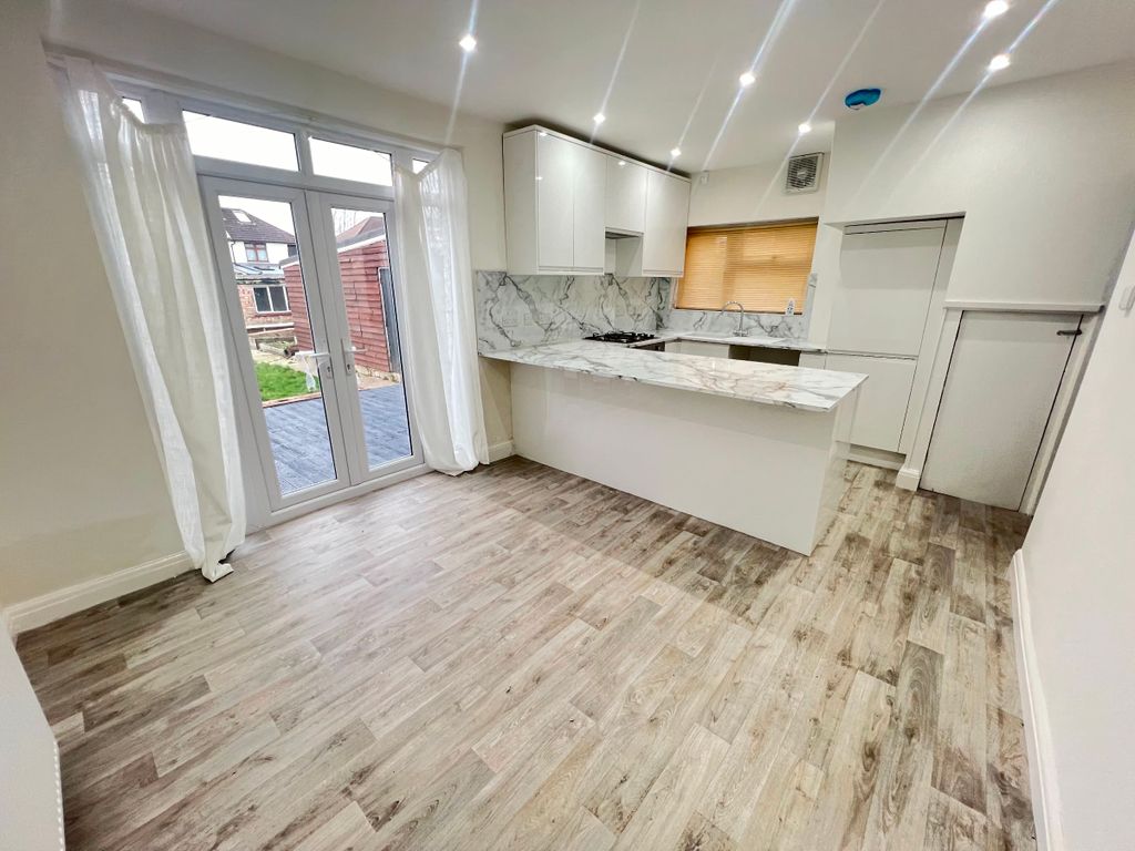 3 bed terraced house to rent in Great Cambridge Road, Enfield EN1, £
