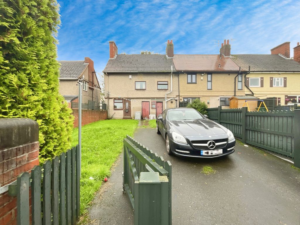 3 bed end terrace house for sale in West Avenue, Woodlands, Doncaster