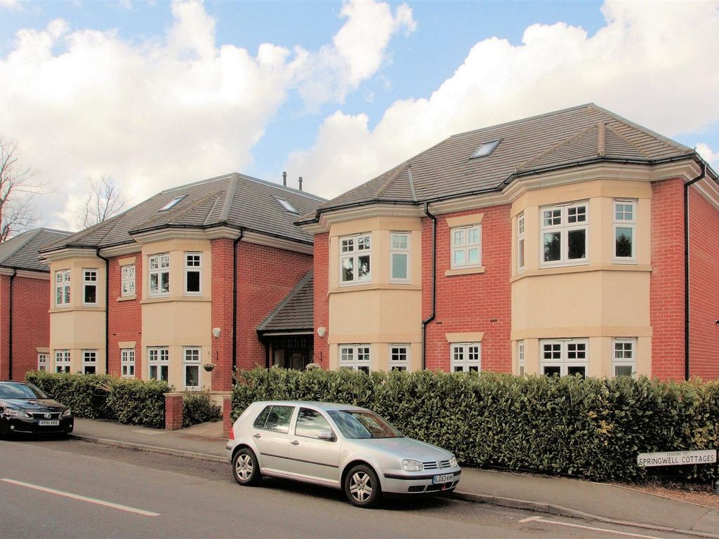 2 bed flat to rent in Hook Heath Avenue, Woking, Surrey GU22, £1,750