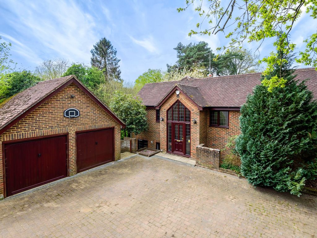 Bridgefield, Farnham, Surrey GU9  
