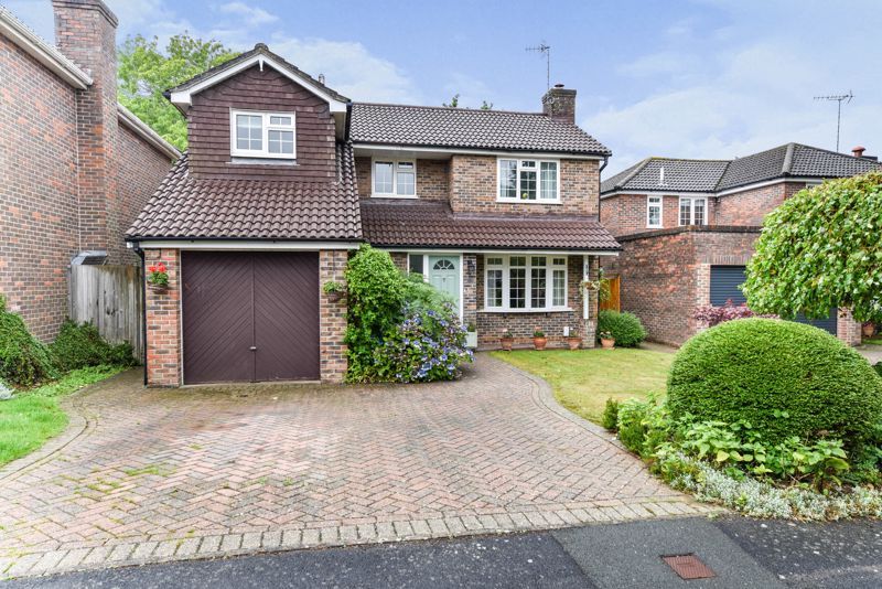 4 bed detached house for sale in Heather Close, Waterlooville PO7, £