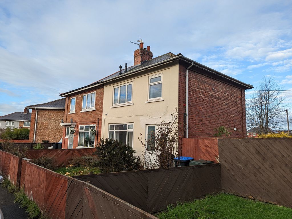 3 bed semidetached house to rent in Berwick Hills Avenue
