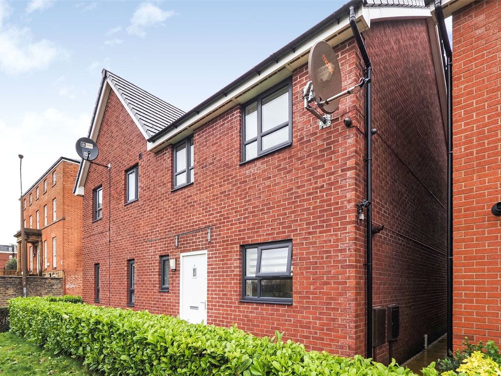 3 bed semidetached house for sale in Bugle Close, Salford, Greater