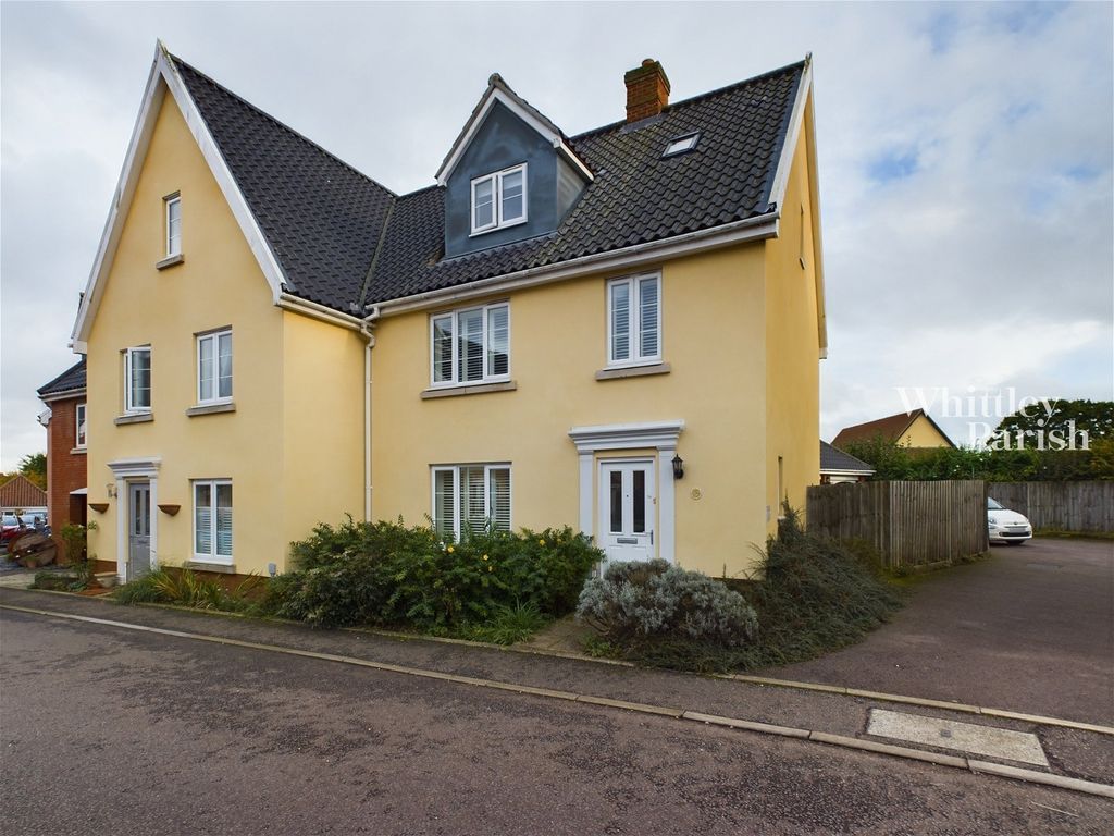 4 bed end terrace house for sale in Crown Meadow, Kenninghall, Norwich