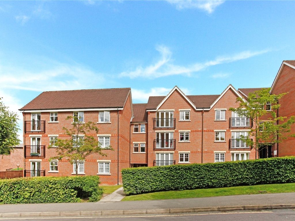 2 bed flat to rent in Eothen Close, Caterham CR3, £1,450 pcm Zoopla