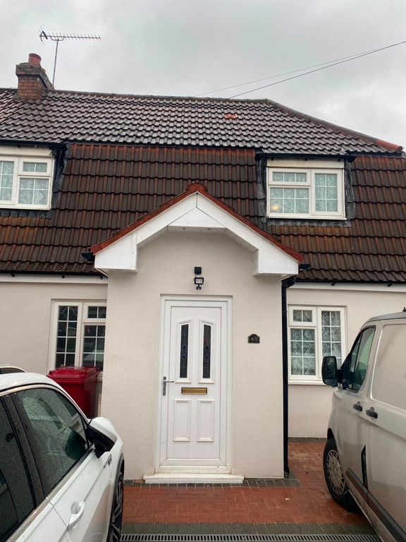 3 bed semidetached house to rent in Elliman Avenue, Slough SL2, £2,100