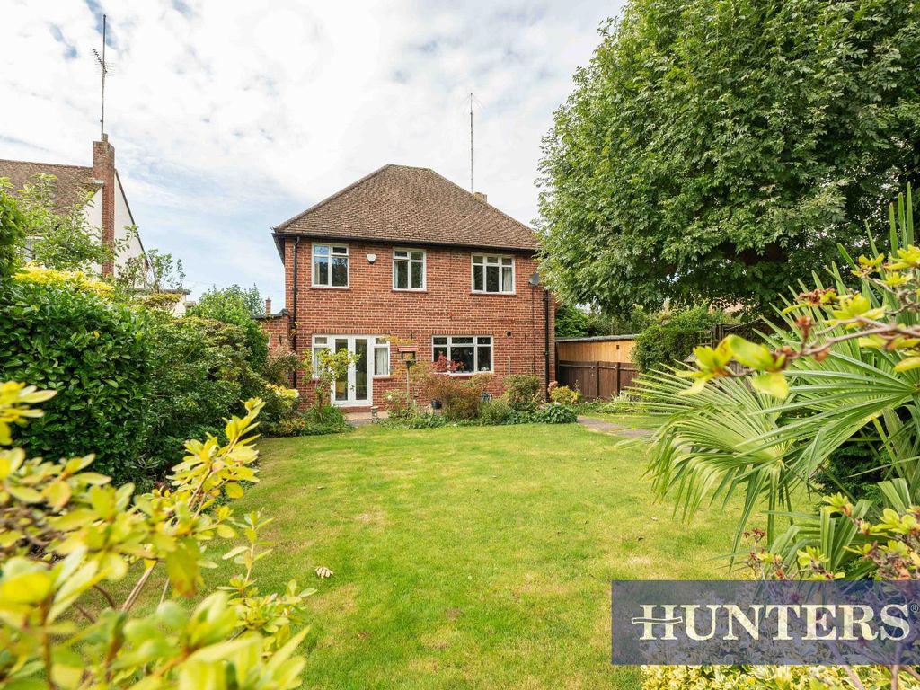 4 bed detached house for sale in Grafton Road, Worcester Park KT4, £