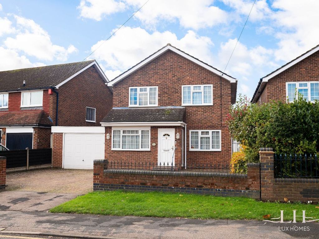 4 bed detached house for sale in Park Lane, Cheshunt, Waltham Cross EN7