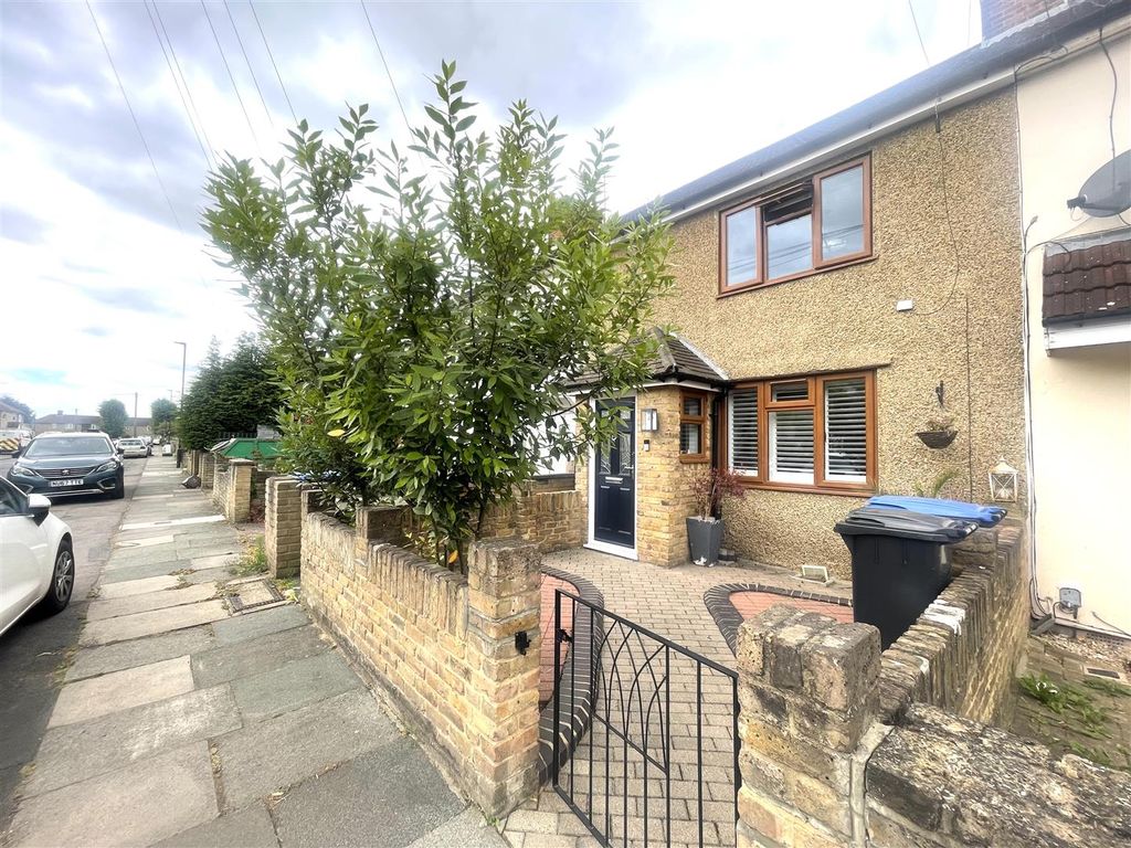 2 bed semidetached house to rent in Redlands Road, Enfield EN3, £1,700